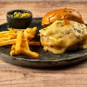 NA COMPRA DE UM BURGER/SANDUICHE , GANHE OUTRO DE IGUAL OU MENOR VALOR